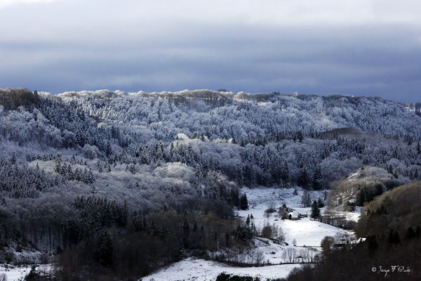 Paysage de neige entre Châteauneuf et Liournat - Vu de Murat le Quaire - Le Massif du Sancy - Auvergne - France