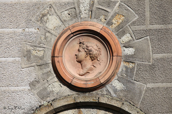 Médaillon sculpté au dessus de porte extérieure dans la rue de Reims à La Bourboule - Auvergne - France