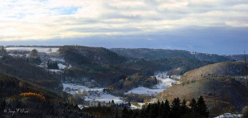 Panoramique paysage hivernal entre la Bourboule et St Sauves d'Auvergne (côté Charlannes) - Massif du Sancy - Auvergne - France