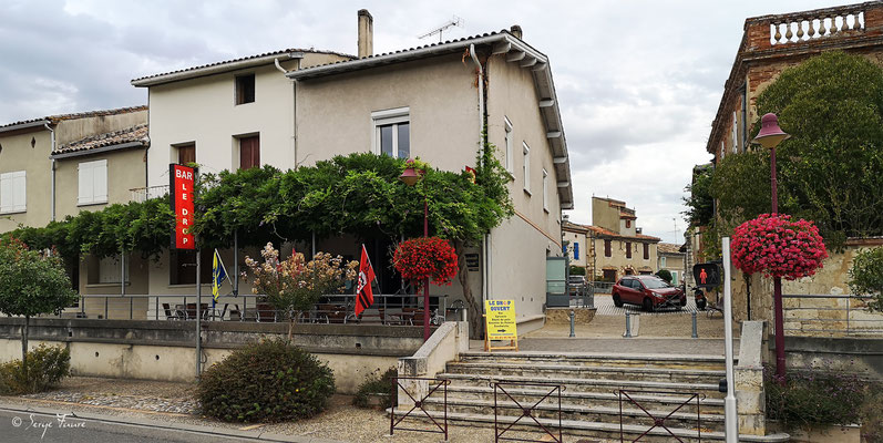 Bar restaurant épicerie de Pommevic - France - Sur le chemin de Compostelle