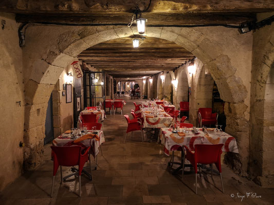 Terrasse de restaurant sous les arcades de la place principale de La Romieu  - Gers - France - Sur le chemin de Compostelle