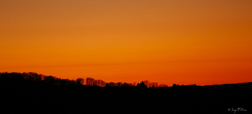 Coucher de soleil à Liournat - Commune de St Sauves d'Auvergne - Massif du Sancy - France