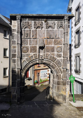 Ce portique de la fin du XVIème siècle est composé de divers ornements et moulures d'époque Renaissance, on retrouve le blason de la famille Rochebaron, seigneurs de St-Sauves à cette époque.