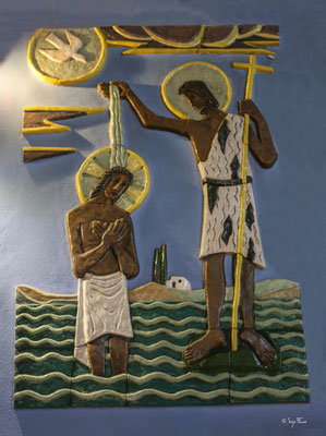 Les céramiques de cette église ont été réalisés par Sigismond Olesiewicz, dit Jean Olin, né le 21 06 1891 à Barhn en Ukraine, et mort le 13 mai 1972 à Paris, c’est un artiste peintre, décorateur, illustrateur, graveur, d'origine polonaise