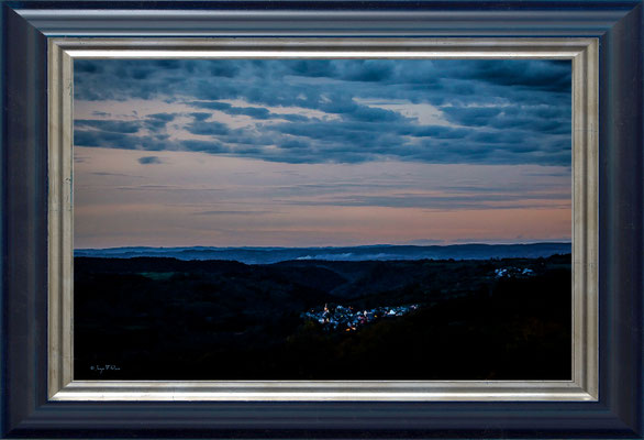 "Crépuscule sur St Sauves d'Auvergne" Photo façon tableau peinture Serge Faure