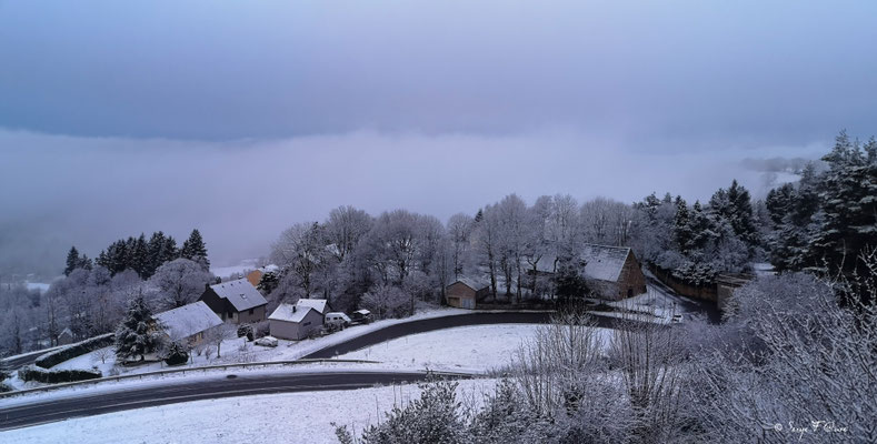 9 h du matin le vendredi 03 janvier 2025, fin du premier 1/4 du XXIᵉ siècle. Evolution du lever du jour sur Murat-Le Quaire - Massif du Sancy - Auvergne - France