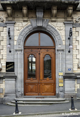 Porte d'entrée de l'hôtel Métropole à La Bourboule - Auvergne - France