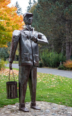 Sculpture (Le porteur d'eau par Pierre Tatinclaux) dans le parc Fenestre à La Bourboule - Auvergne - France