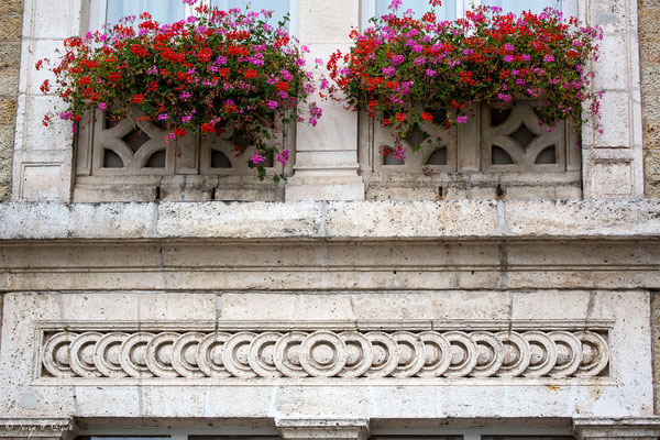 Détail des frises de l'entrée de la Mairie de La Bourboule - Auvergne - France