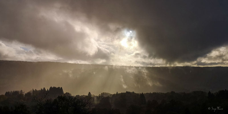 Plateau de Charlannes et Liournat sous la brume en fin d'après-midi - Massif du Sancy - Auvergne - France