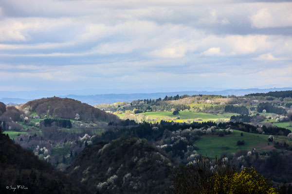 La Pailloncy ensoleillée et Châteauneuf sous les nuages - St-Sauves d'Auvergne - Massif du Sancy - Auvergne - France