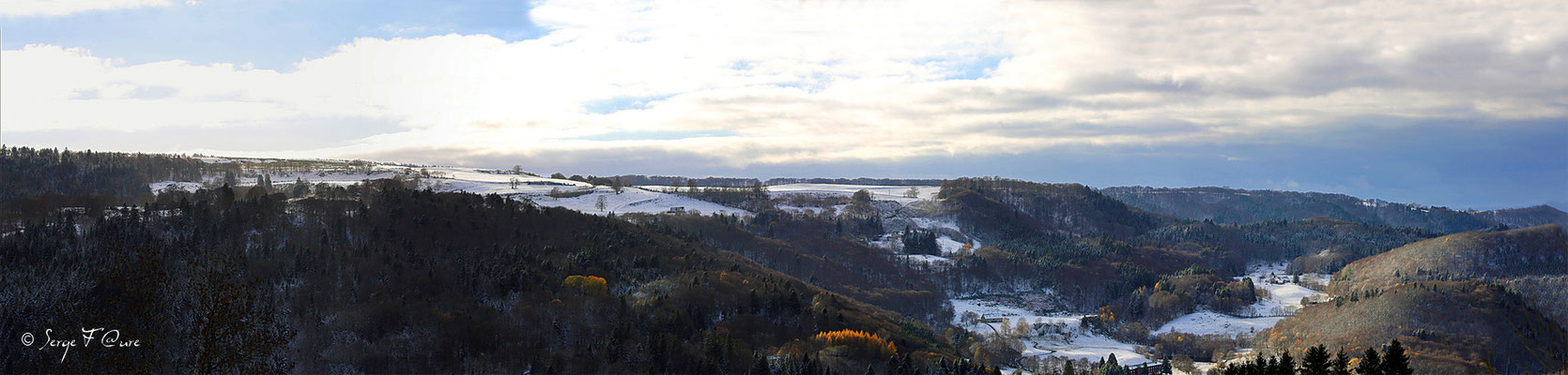 Panoramique paysage hivernal entre la Bourboule et St Sauves d'Auvergne (côté Charlanne) - Massif du Sancy - Auvergne - France