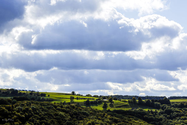 Le plateau de Charlanes côté Liournat (Auvergne - France) cet après-midi du 30/09 avec des nuages radieux qui nous envoutent en cette belle journée d'automne.