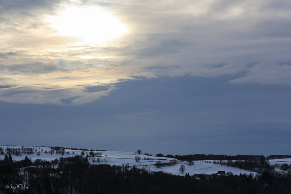Soleil, nuages et neige sur le plateau de Charlannes - Massif du Sancy - Auvergne - France