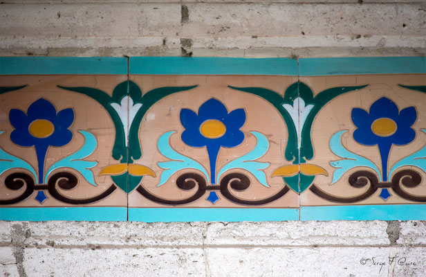 Détail des céramiques de l'entrée de la Mairie de La Bourboule - Auvergne - France