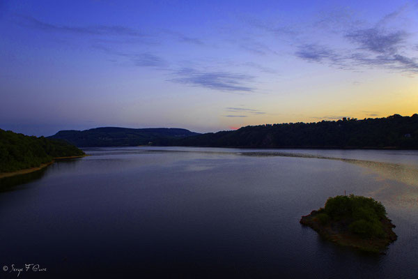 Lac de Bort-les-Orgues au crépuscule vue du chemin de ronde - Château de Val à Lanobre dans le Cantal en Auvergne - France