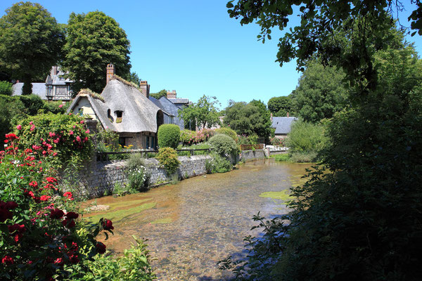 Chaumière au bord de la Veules (le plus petit fleuve de France - 1195m) à Veules les roses du Pays de Caux en Normandie - Seine Maritime - France - Juillet 2011