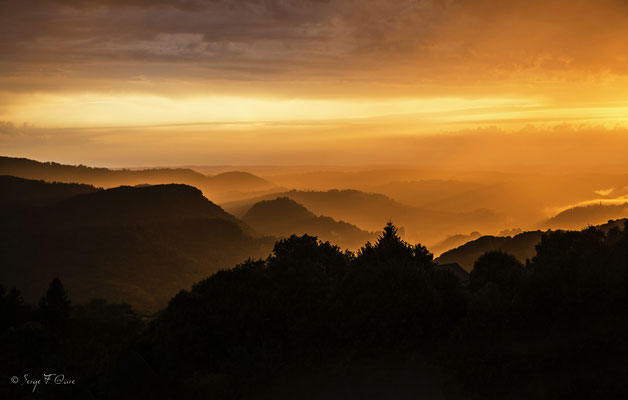 Coucher de soleil Sur St Sauves d'Auvergne - Massif du Sancy - Auvergne - France