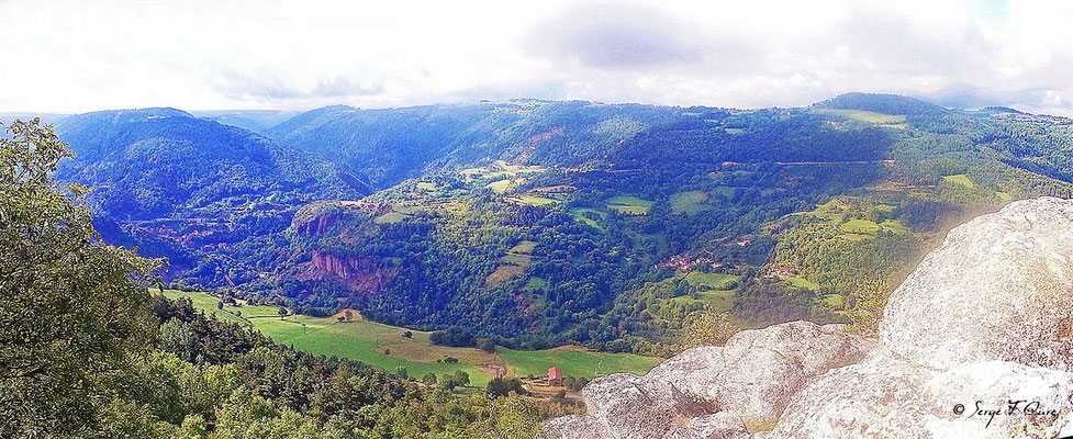 Vue dans la vallée à la chapelle de Rochegude - France - Sur le chemin de St Jacques de Compostelle (santiago de compostela) - Le Chemin du Puy ou Via Podiensis (variante par Rocamadour)