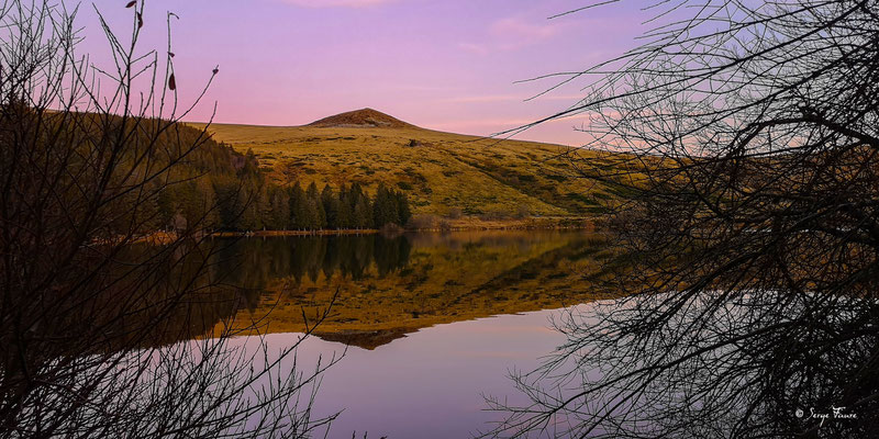 Le lac du Guéry au crépuscule - Massif du Sancy - Auvergne - France
