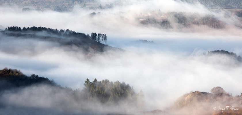 Paysage de brume sur St Sauves vu de Murat le Quaire - Auvergne - France