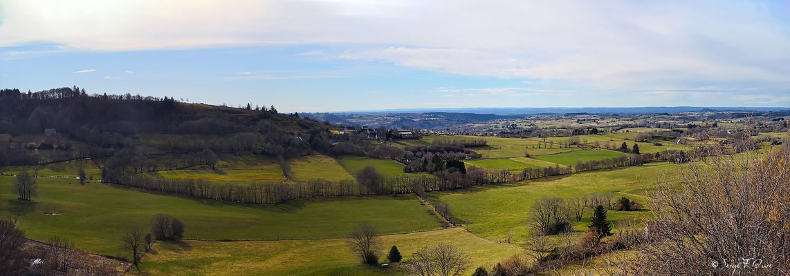 Vue sur Paillers et la Corèze en fond - St Sauves - Massif du Sancy - Auvergne - France 