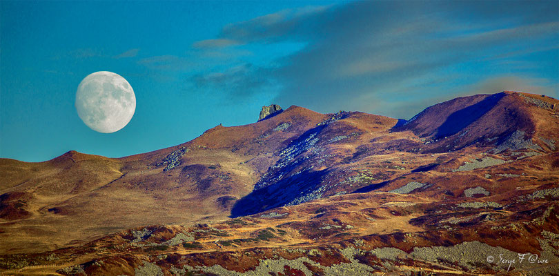 Madame Lune au rendez-vous sur le massif du Sancy à Chastreix Sancy - Auvergne - France