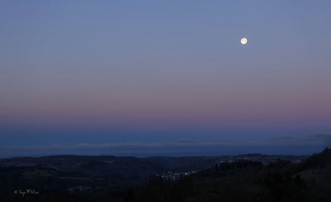 Super pleine lune du loup le 04 01 2026 à 08h27 Saint-Sauves-d'Auvergne - Massif du Sancy - France