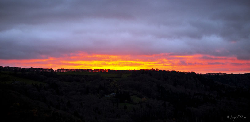 Coucher de soleil à Liournat - Commune de St Sauves d'Auvergne - Massif du Sancy - France