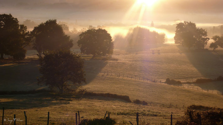 Départ de Saint-Jean-Pieds-de-Port au petit matin pour le col de Roncevaux - Sur le chemin de Compostelle