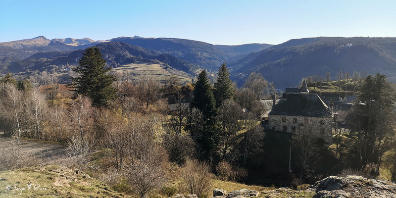 Vue de Murat le Quaire avec le Massif du Sancy en arrière plan - Auvergne - France