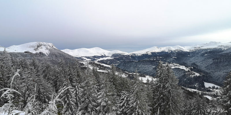 Vue sur le Sancy sous la neige - Murat le Quaire - Massif du Sancy - Auvergne - France