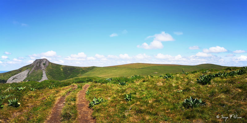 La Banne d'Ordanche vue du sentier du Puy Gros - Murat le Quaire - Façon tableau - Massif du Sancy - Auvergne - France