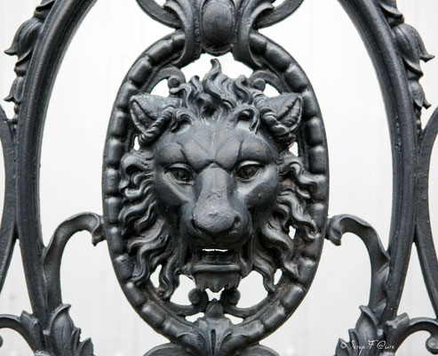 Détail de balcon en fonte ouvragée et à l'emblème du Crédit Lyonnais anciennement le Médicis Palace à La Bourboule - Auvergne - France