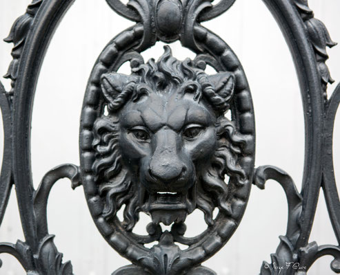 Détail de balcon en fonte ouvragée et à l'emblème du Crédit Lyonnais anciennement le Médicis Palace à La Bourboule - Auvergne - France
