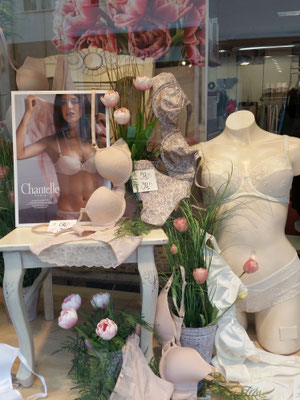 Dessous im Schaufenster in Szene gesetzt