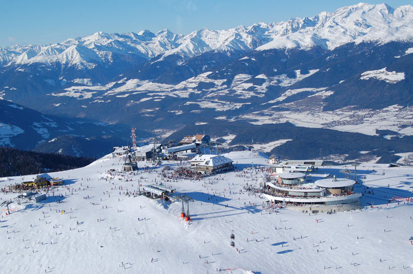 Skigebiet Kronplatz Bruneck im Pustertal im Hintergrund Pfalzen Terenten und Skigebiet Gitschberg