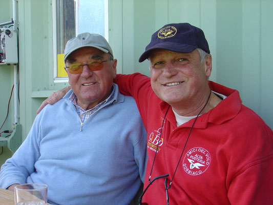 Ernesto & Fuchs Robert am Flugplatz Toblach