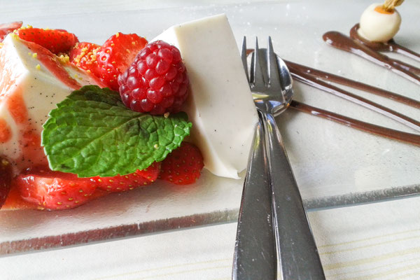 Panna Cotta mit frischen Erdbeeren