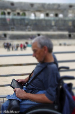 Rollstuhlfahrer erhalten auf Nachfrage einen Multimediaguide auf einem Tablet 