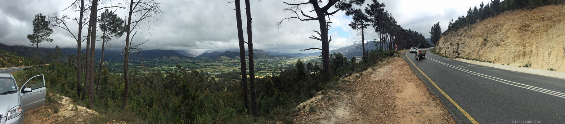 Franschhoek Valley - Panorama mit Leihwagen und Straße