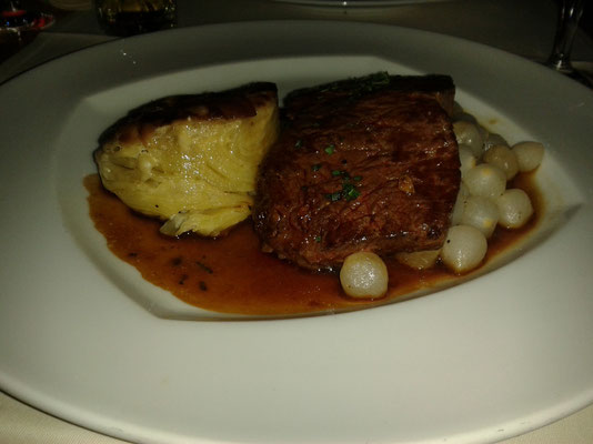 Rindersteak mit Kartoffelgratin und Zwiebelchen