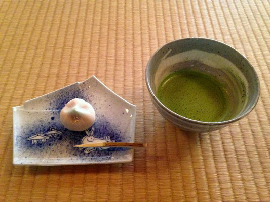 Teezeremonie in Kenrokuen Garden, Kanazawa Matcha Tee mit japanischer Süßigkeit 