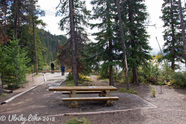 Picknickplatz mit Tisch, den auch Personen im Rollstuhl unterfahren können