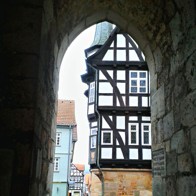 Blick von der Walpurgiskirche auf das Rathaus in Alsdorf