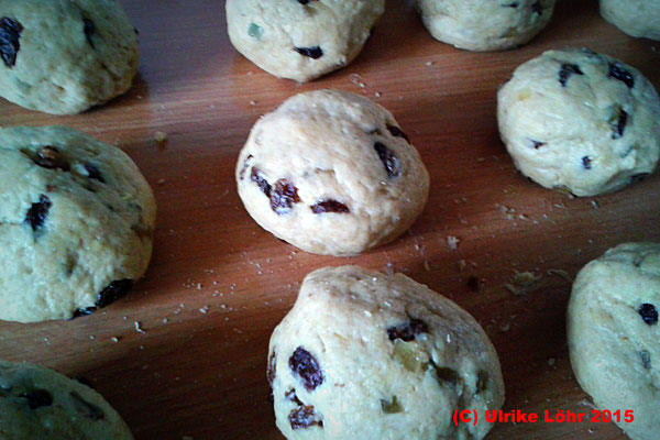 der zu Kugeln geformte Teig für die Mini-Christstollen