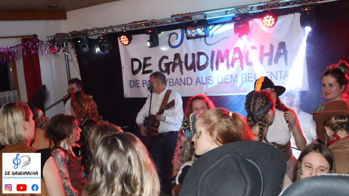 De Gaudimacha, Party mit Publikum