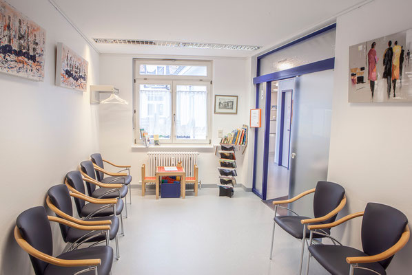 Wartezimmer im Zahnzentrum Fiedler Kenzingen, Spezialisten für Zahnheilkunde, Oralchirurgie und MKG-Chirurgie und Implantologie
