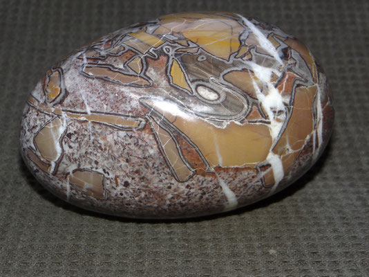 Ein steinernes Ei mit besonderer Zeichnung