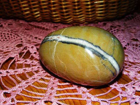 Ein Stein-Ei mit einer Calzitbanderole